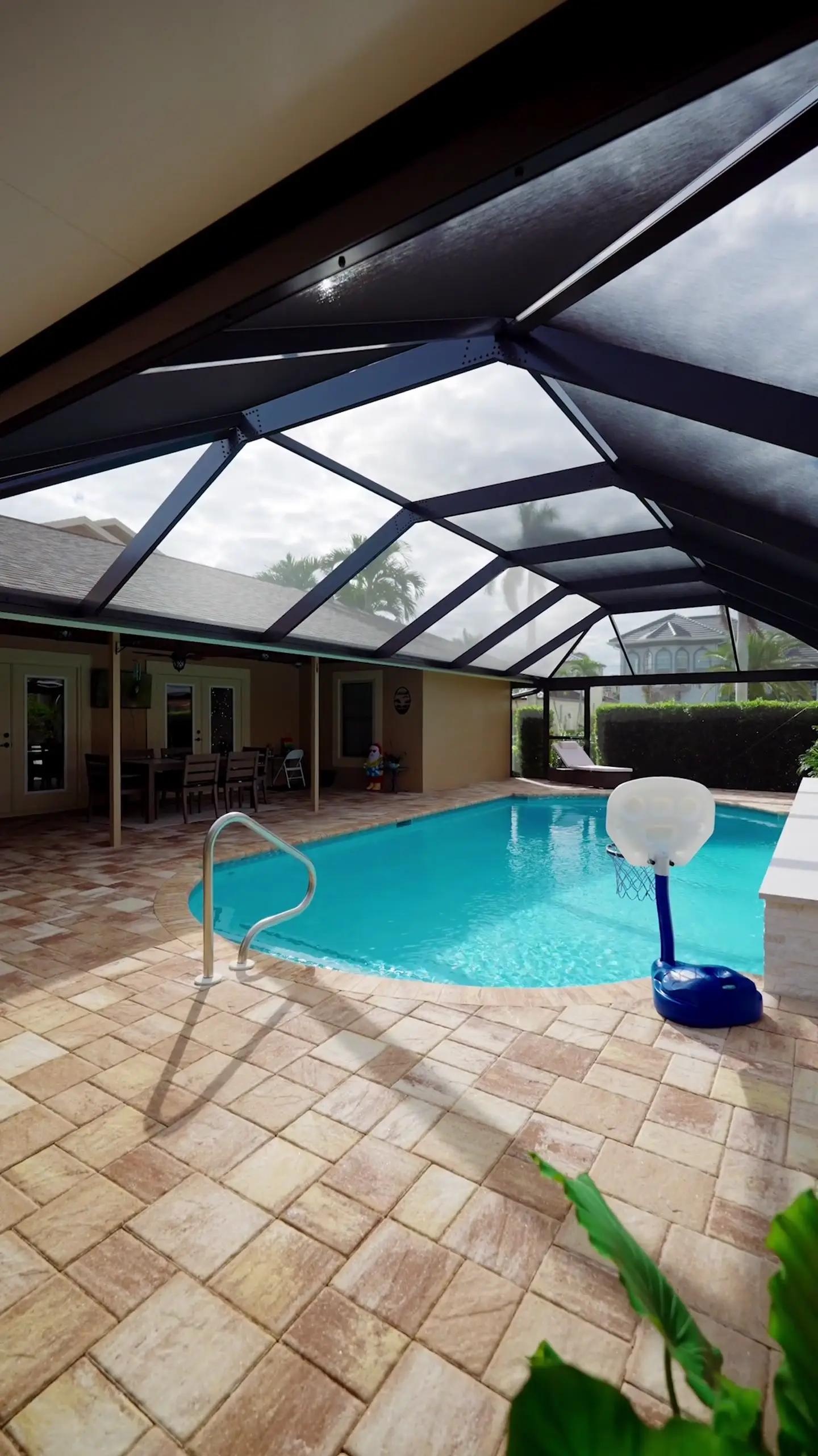 Custom Pools & Spas